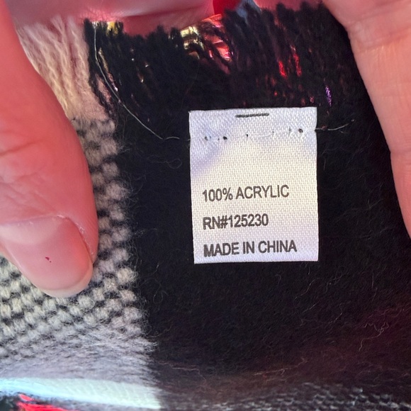 Amazon Essentials Elegant Lg Plaid Pink, Red, White, Black Shawl Wrap OS NWOT - Picture 2 of 4